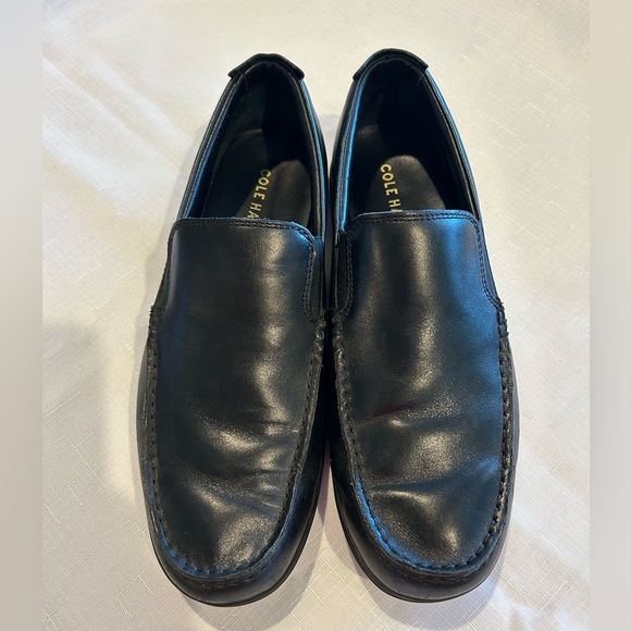 Cole Haan Black slip-on leather shoes. Size 10 Medium. Lightweight. - Picture 2 of 6